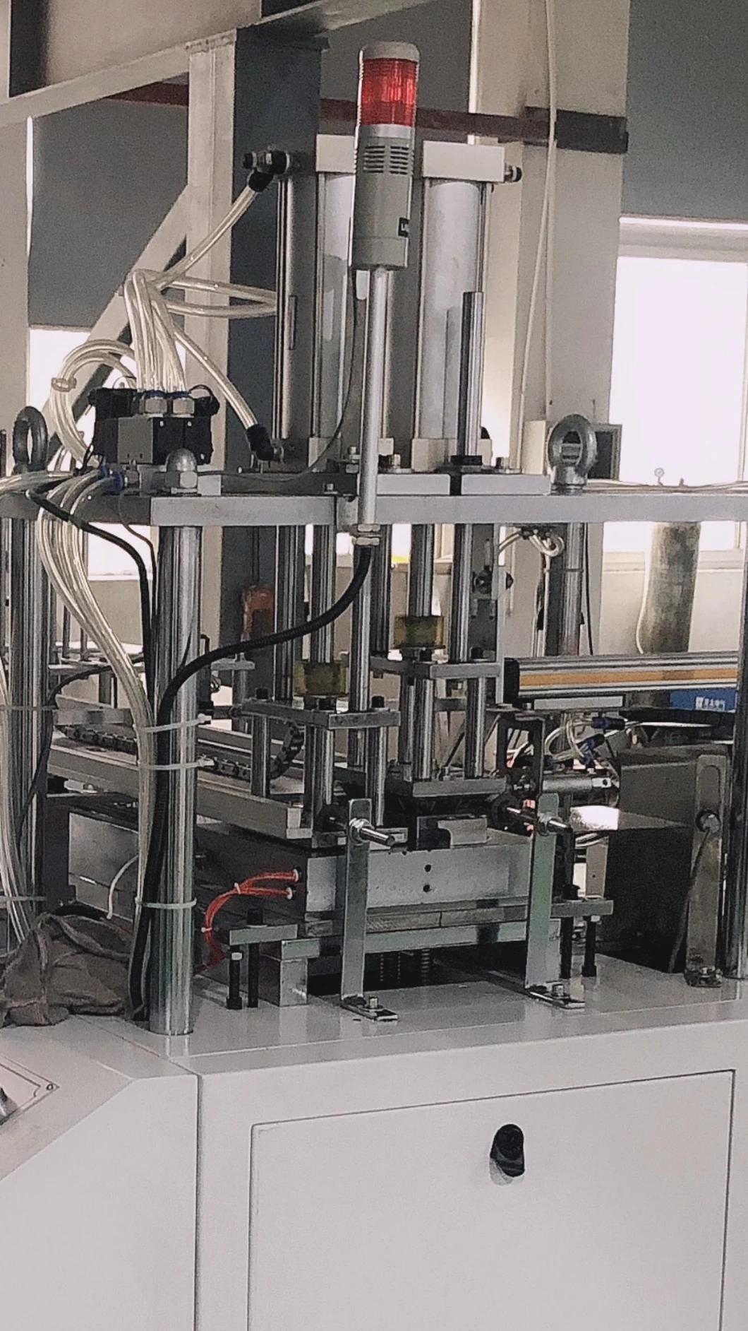 Máy làm túi đựng giấy bằng khí nén hiệu quả cao#20-35m/phút (tùy thuộc vào hình thức hộp giấy)Tốc độ sản xuất 1