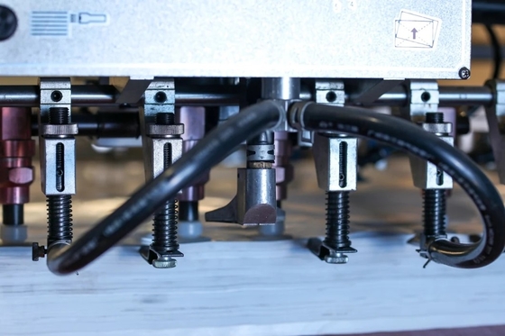 Máy dập nổi siêu nhỏ 220V 380V 440V 415V Máy dập nổi kim loại tự động