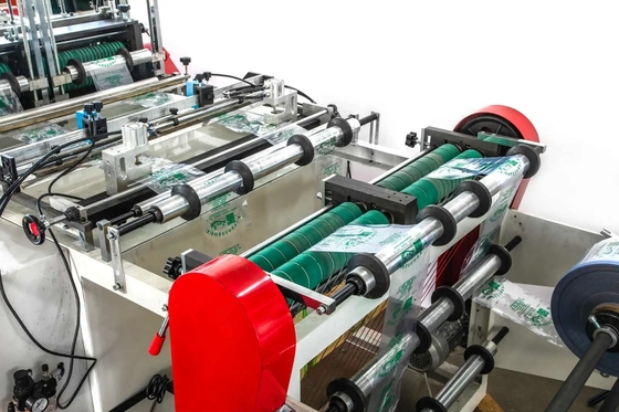 Máy sản xuất túi hồ quang PVC &amp; PE tự động # Tốc độ 120 * 2 chiếc / phút # 100-450mm Chiều rộng túi # 10-100um Độ dày vật liệu