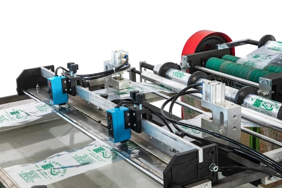 Máy sản xuất túi hồ quang PVC &amp; PE tự động # Tốc độ 120 * 2 chiếc / phút # 100-450mm Chiều rộng túi # 10-100um Độ dày vật liệu