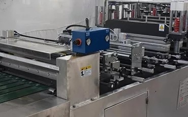 Máy làm túi tốc độ cao 20 cái / phút PE Kraft Giấy bong bóng khí Chuyển phát nhanh bưu phẩm
